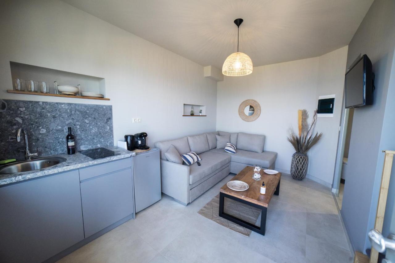 Theros Suites Dhiminio Екстериор снимка